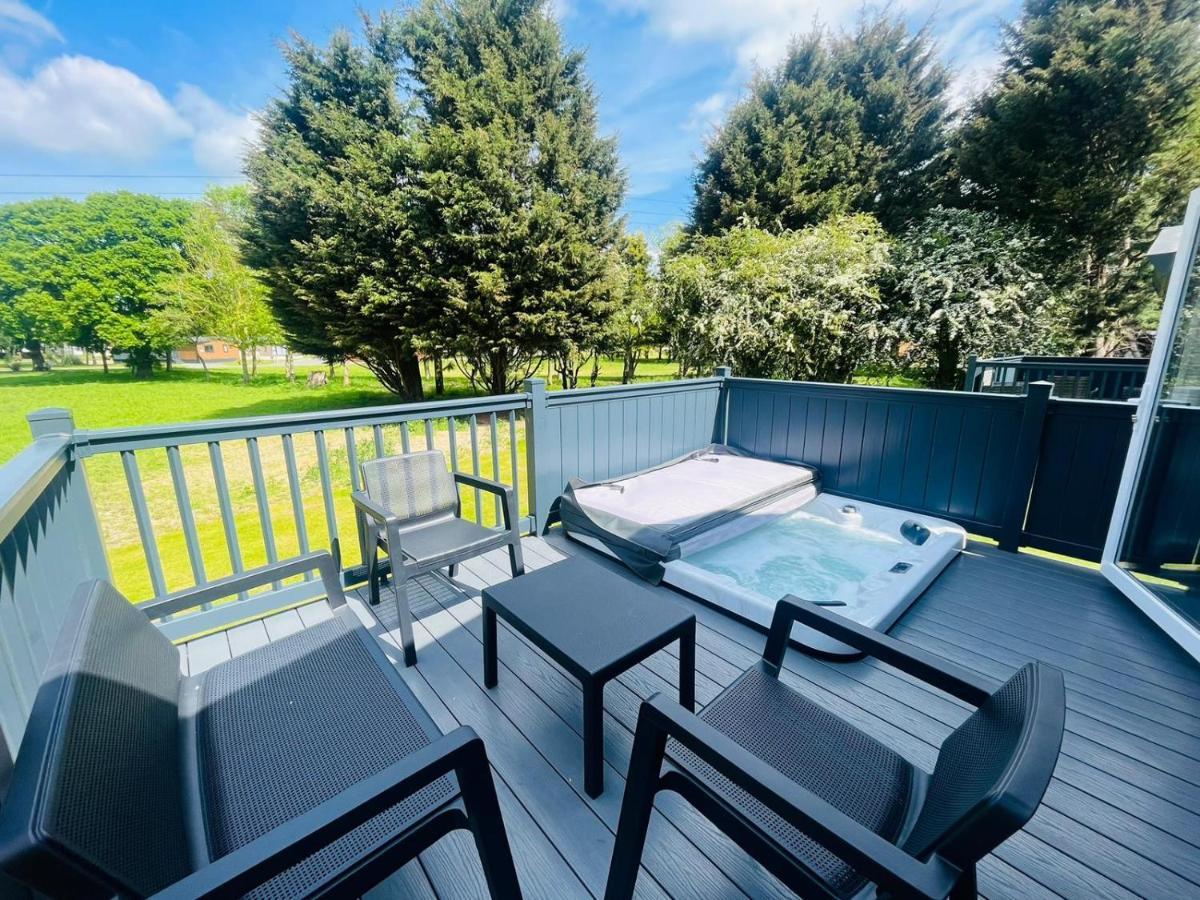 The Kestrel Lodge With Hot Tub York Exteriör bild
